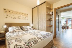 Una cama o camas en una habitación de Apartament Regle & SPA 32 fotos más