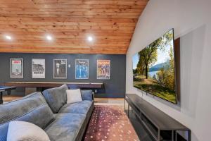 salon z kanapą i dużym obrazem na ścianie w obiekcie Boutique Chalet, Hot Tub, Fire Pit, Fireplace & Game Room w mieście Tobyhanna
