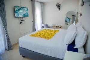 ブラワヨにあるNova Nest Modern 1- Bedroom Apartment- Bulawayoのベッドルーム1室(黄色い花の大きな白いベッド1台付)