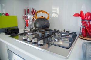 ブラワヨにあるNova Nest Modern 1- Bedroom Apartment- Bulawayoのストーブの上に置かれたティーポット