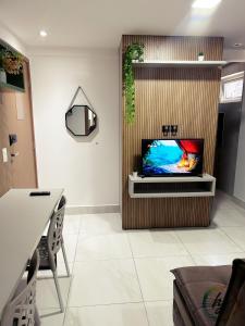 Nossa Senhora do LivramentoにあるParadise Flat 306.の壁にテレビが取り付けられたリビングルーム