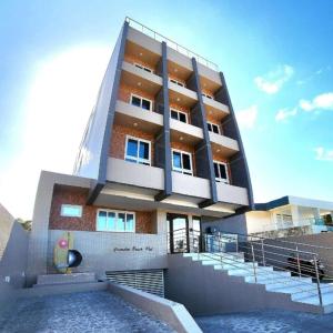Nossa Senhora do LivramentoにあるParadise Flat 306.の階段を前に建つ高層ビル
