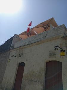 a building with a flag on top of it at La casona de margot in Arequipa