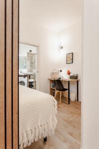 贝加莫Appartamento in Centro, 5 minuti dalla Stazione的一间卧室，配有一张床和一张带椅子的书桌