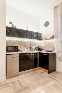 贝加莫Appartamento in Centro, 5 minuti dalla Stazione的带水槽和台面的厨房