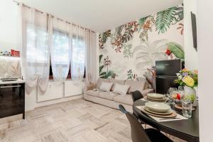 贝加莫Appartamento in Centro, 5 minuti dalla Stazione的客厅里有一张桌子和一张沙发 更多11张照片