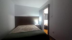 にあるCasa da Ildaのベッドと窓のある小さな寝室