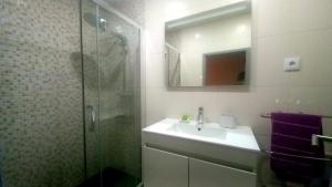 にあるCasa da Ildaの洗面台と鏡付きシャワーを備えたバスルーム +24枚の写真