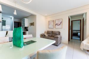 a living room with a table and a couch at Res. Wilian 308 - Apto 2 quartos em Bombas in Bombas