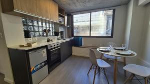 Kuchyň nebo kuchyňský kout v ubytování 1902Aparts + 12 fotografií