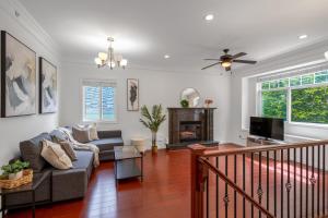 Μια τηλεόραση ή/και κέντρο ψυχαγωγίας στο Central Spacious 3 Br Upstairs