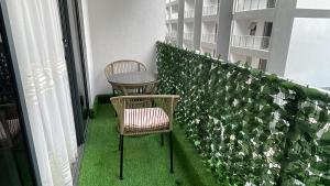deux chaises et une table sur un balcon dans l'établissement Newrise Gardens Apartments, à Nairobi