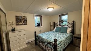 ein Schlafzimmer mit einem Bett und einer Kommode in der Unterkunft Vintage 2 bedroom close to downtown and river walk in Slaterville