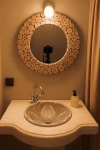 un baño con lavabo y espejo en Luxury camp excurions, en Merzouga