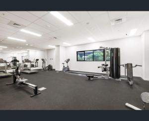 Gimnasio o equipo deportivo en Luxe Tri-Level Opp Westfield Pool Gym Park for 2