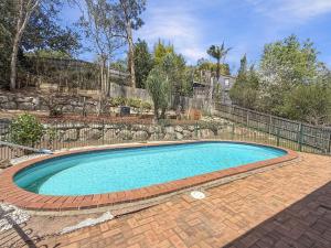una piscina en un patio con valla en Spacious Family Retreat with Pool Pet friendly, en Jindalee
