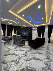 Una sala de estar con un sofá y un televisor en el techo. en Ladi's place Wuye, Abuja, en Abuja 6 fotos más