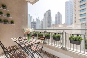 Μπαλκόνι ή βεράντα στο BLVD Arthouse - Burj View, Poo,l Gym, and Private Cinema 2BR