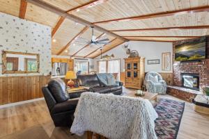 Story Time Hot Tub Game Room EV Charger Back Up Generator Mountain Luxury في بيغ بير لاكي: غرفة معيشة مع أثاث من الجلد ومدفأة
