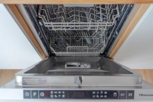 Un lavavajillas está encima de un electrodoméstico. en Apartament Odrzańskie Tarasy, Klimatyzacja, PW INVEST HOME, en Krapkowice 4 fotos más