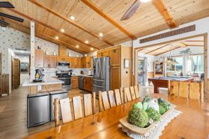 Story Time Hot Tub Game Room EV Charger Back Up Generator Mountain Luxury في بيغ بير لاكي: مطبخ بدولاب خشبي وطاولة خضار