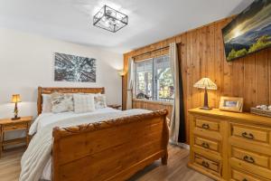 Story Time Hot Tub Game Room EV Charger Back Up Generator Mountain Luxury في بيغ بير لاكي: غرفة نوم بها سرير ونافذة