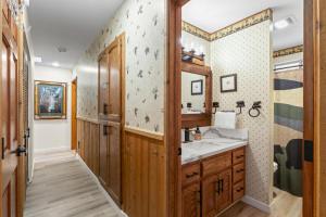 Story Time Hot Tub Game Room EV Charger Back Up Generator Mountain Luxury في بيغ بير لاكي: حمام مع حوض ومرآة +44 صورة