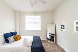 Una cama o camas en una habitación de Stylish 1 BR APT