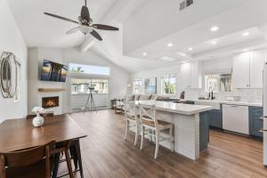 una cucina e una sala da pranzo con ventilatore a soffitto di Steps to Lido Village and the Marina Heart of Lido Island 2 Car Garage a Newport Beach