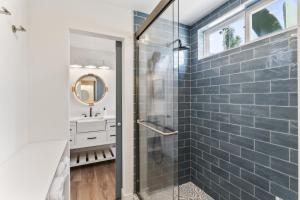 un bagno con doccia in vetro e lavandino di Steps to Lido Village and the Marina Heart of Lido Island 2 Car Garage a Newport Beach Altre 34 foto