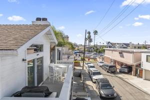 un balcone con vista su una strada con auto parcheggiate di Steps to Lido Village and the Marina Heart of Lido Island 2 Car Garage a Newport Beach