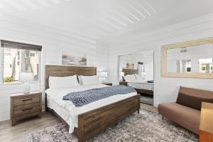 una camera con un letto e un divano e due finestre di 4 Car Parking Steps 2 Lido Village Marina Phenomenal Location a Newport Beach
