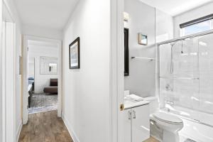 un bagno bianco con doccia e WC di 4 Car Parking Steps 2 Lido Village Marina Phenomenal Location a Newport Beach Altre 70 foto