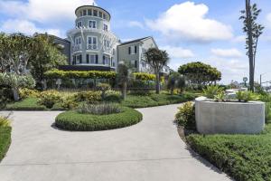 una casa con una torre sopra di 4 Car Parking Steps 2 Lido Village Marina Phenomenal Location a Newport Beach