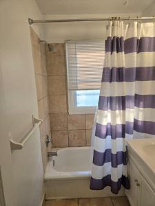 Koupelna v ubytování Gray Sage House + 21 fotografií