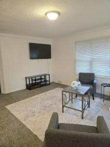 TV a/nebo společenská místnost v ubytování Gray Sage House