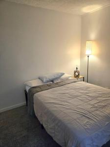 Postel nebo postele na pokoji v ubytování Gray Sage House