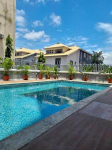 uma piscina em frente a um prédio em 1 Bedroom Apt Sabolak Suite Sapphire em Ikate