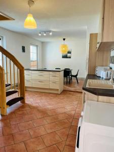 Dapur atau dapur kecil di Spacious Apartment for 6 +12 gambar