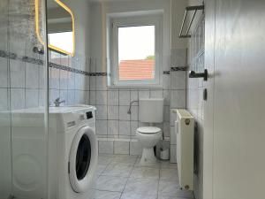 BobitzにあるConvenient Apartment for 4のバスルーム(洗濯機、トイレ付)