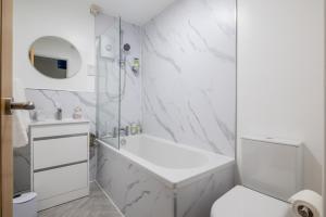 Chestertonにある1Bed Central Apt With Parkingの浴槽とトイレのある白いバスルーム +15枚の写真