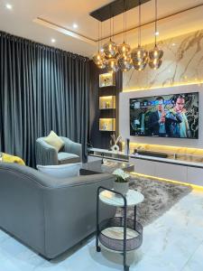 Μια τηλεόραση ή/και κέντρο ψυχαγωγίας στο 1 Bedroom Apt Sabolak Suites Bluewater