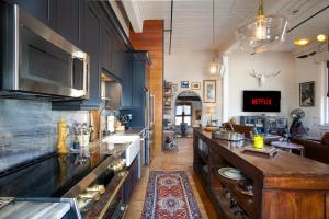 een keuken met een lang aanrecht in een kamer bij Urban Haven Loft Near Market Square in Knoxville