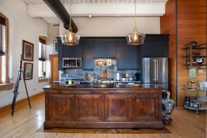 een keuken met een groot houten eiland in een kamer bij Urban Haven Loft Near Market Square in Knoxville