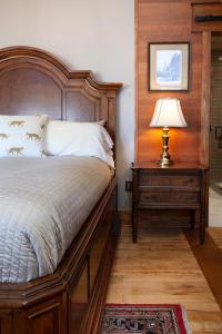 een slaapkamer met een bed en een tafel met een lamp bij Urban Haven Loft Near Market Square in Knoxville