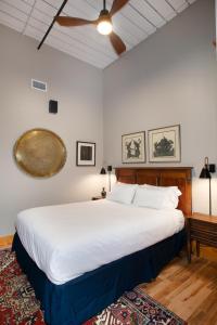 een slaapkamer met een groot wit bed en een tafel bij Urban Haven Loft Near Market Square in Knoxville