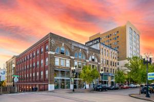 een weergave van een gebouw in een stadsstraat bij Urban Haven Loft Near Market Square in Knoxville +37 foto's
