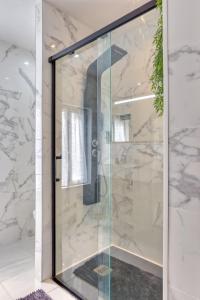 a shower with a glass door in a bathroom at Dalikyda La Tentation Jacuzzi Cinéma élégant in Le Havre
