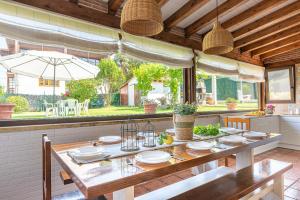 - une salle à manger avec une table et des assiettes dans l'établissement Casa Rural La Venta, à Iruz