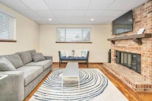 モリソンにあるThe Lux in Lakewood. Minutes from Red Rocks. Hikesのソファと暖炉のあるリビングルーム